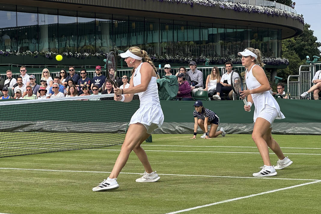 A mother-daughter duo from Ohio is a rare example of a woman coaching a  woman at Wimbledon - The San Diego Union-Tribune